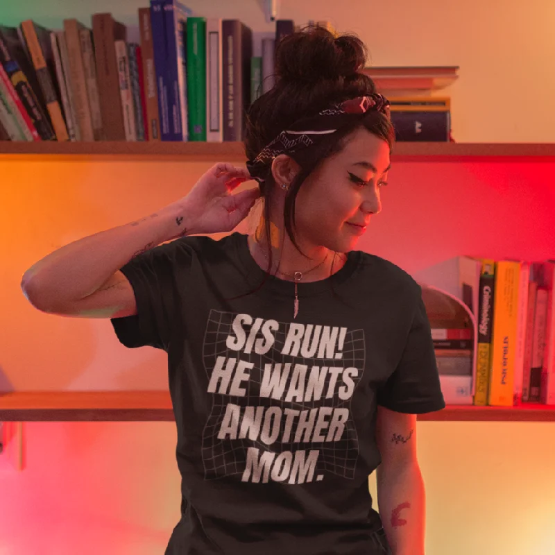 Sis Run! He Wants Another Mom (US) Unisex t-shirt